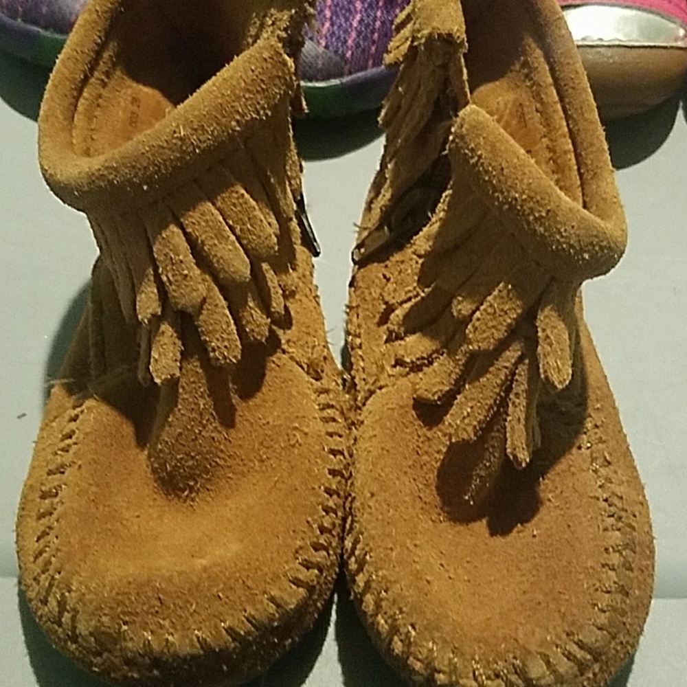 minnetonka moccasins size 5